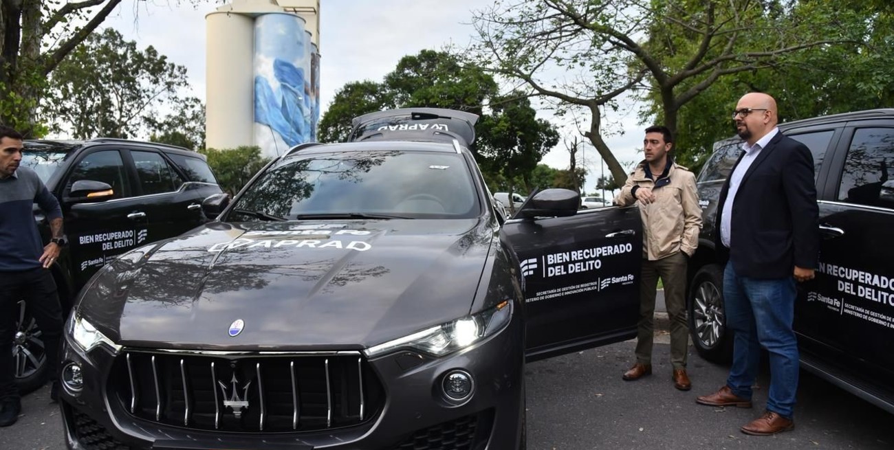 Un Maserati y dos convertibles de mediados de siglo XX serán parte de la subasta pública de Rosario