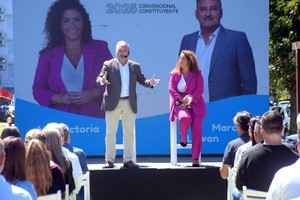 Activemos, el espacio político que lidera el senador nacional Marcelo Lewandowski, presentó en la ciudad de Santa Fe la lista de convencionales constituyentes que ofrecerá en las elecciones del próximo 13 de abril. Foto: Guillermo Di Salvatore.