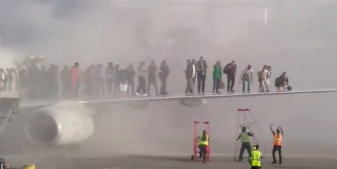 El incendio de un avión de American Airlines en Denver deja 12 heridos