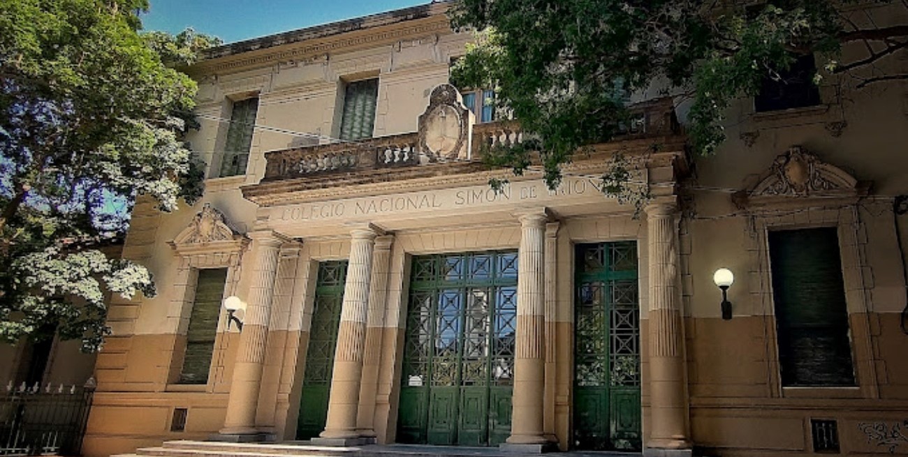 Feroz pelea entre menores frente al ex colegio Nacional: secuestraron una "chuza"