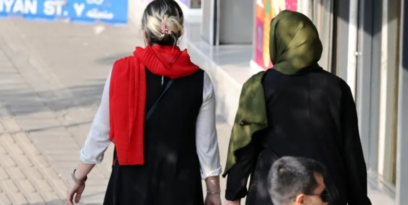 La ONU denuncia que Irán usa drones y aplicaciones para imponer el código de vestimenta a las mujeres