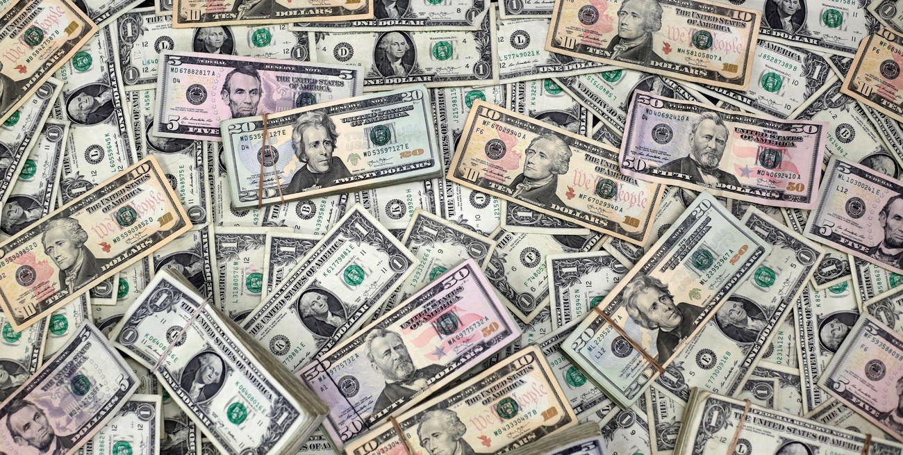 Nueva suba del dólar blue y fuerte venta de divisas del Banco Central