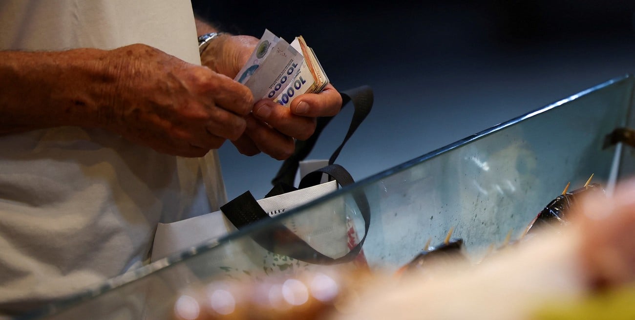 Milei insiste con un consumo récord, mientras tres indicadores cerraron el semestre en rojo