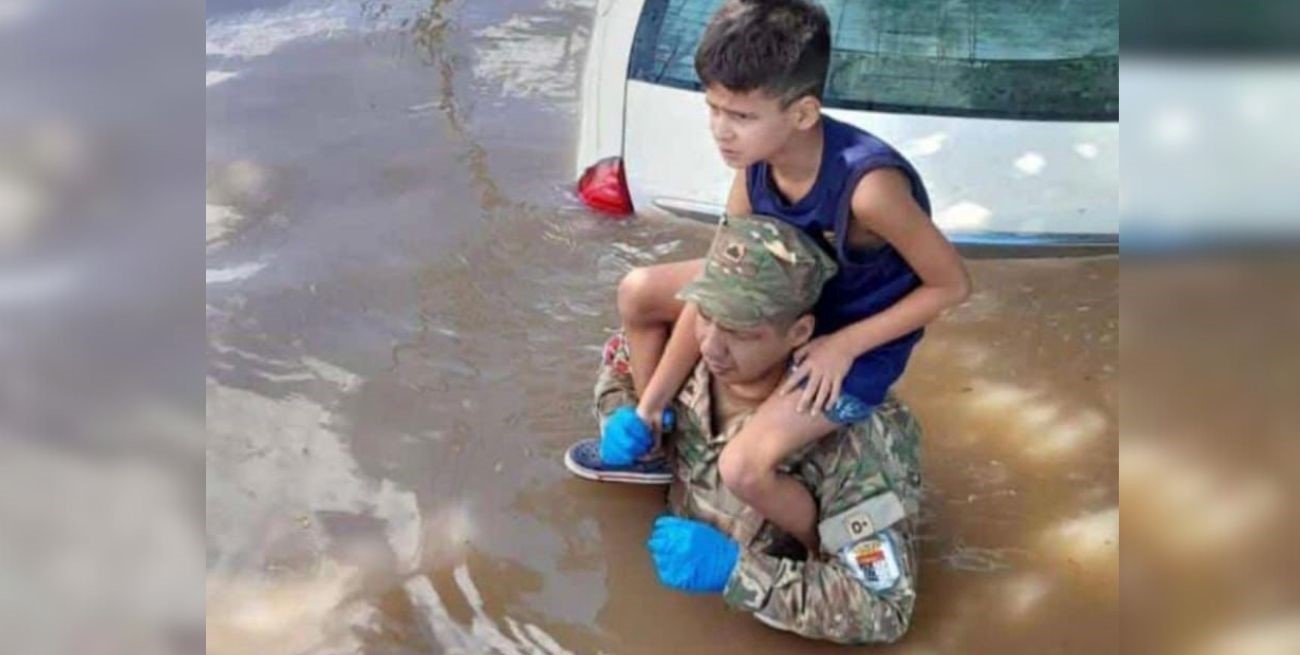 Sufrió la inundación de 2003 y ahora es rescatista en Bahía Blanca: la historia detrás de la foto viral