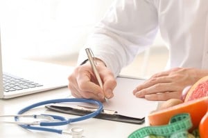 Comer no es solo ingerir nutrientes; es una conducta humana influenciada por la genética, la cultura, las emociones y la biología.