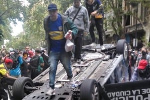 “¿Quién quemó autos patrulleros? ¿Quién apedreó ambulancias? ¿Quién hirió a policías? Parece que nadie, aunque hay serias sospechas de que el autor pudo haber sido el Espíritu Santo o el Viejo de la Bolsa.”