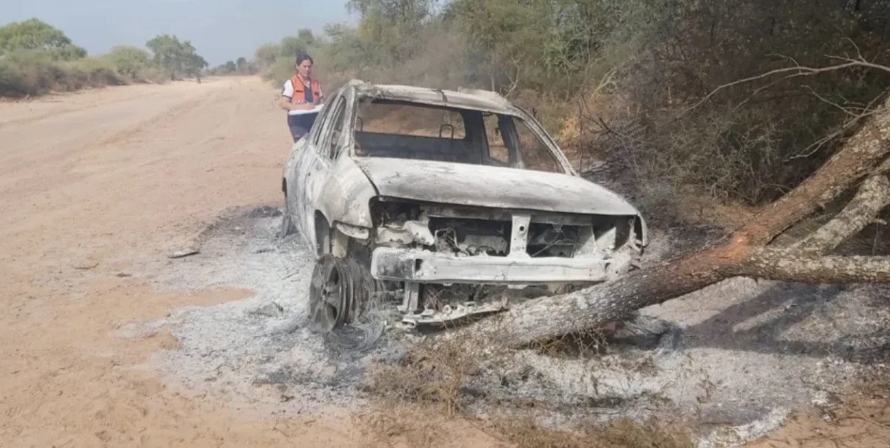 Iba al cementerio, lo atacó un enjambre, chocó, su camioneta se incendió y murió carbonizado