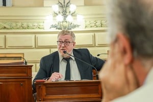 El fiscal Aldo Gerosa expone ante senadores y diputados provinciales.