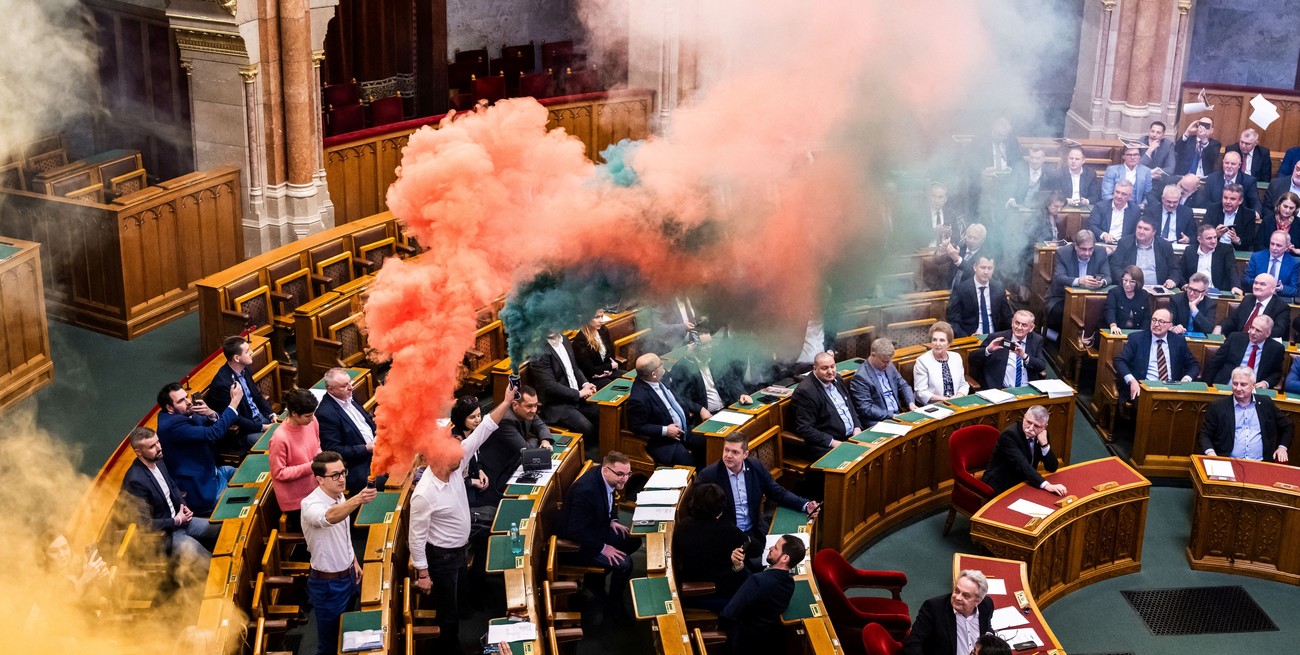 Hungría prohibió las marchas del orgullo y diputados opositores tiraron bengalas de humo
