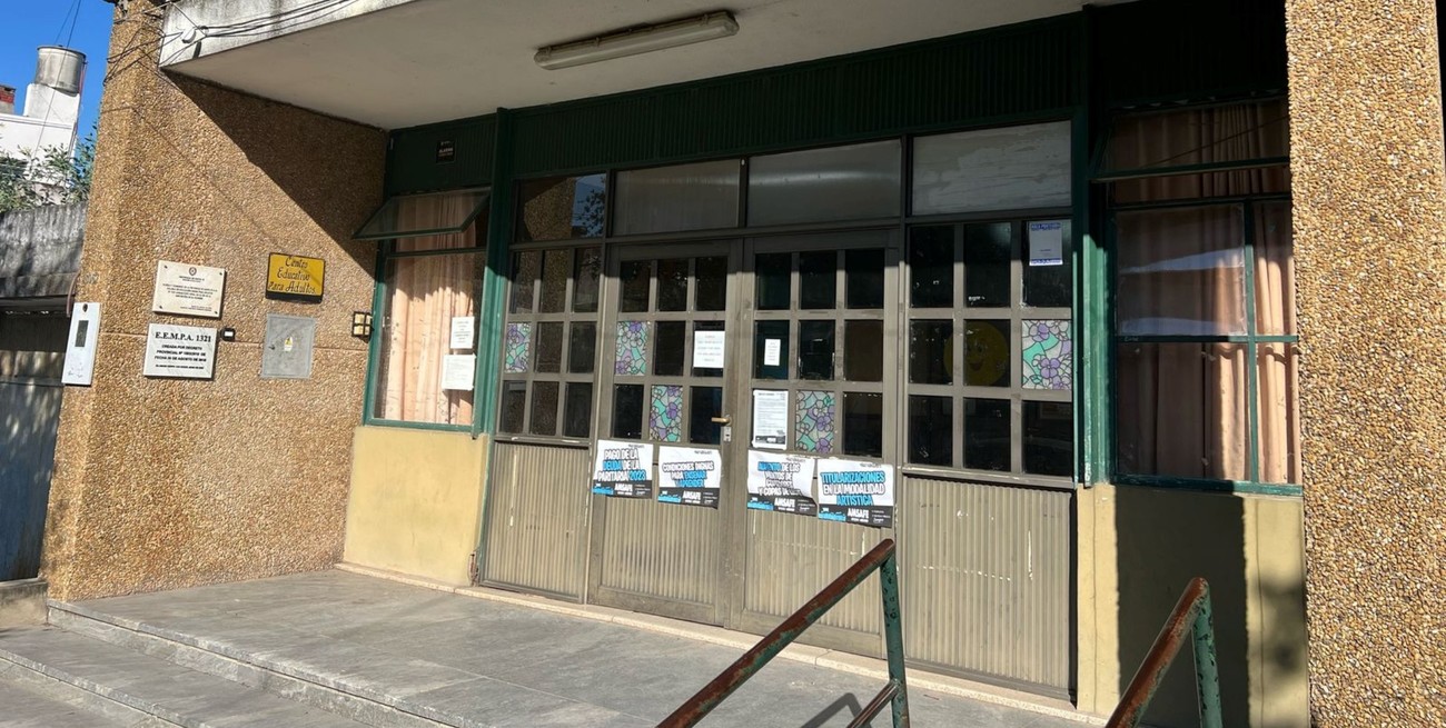 Insólito: entraron a robar a una escuela y un ladrón quedó dormido en la biblioteca