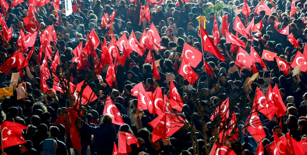 Masivas protestas por la detención del alcalde de Estambul