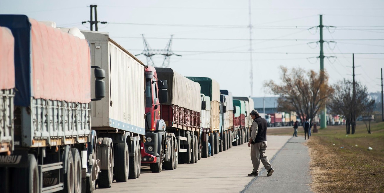 Autopista Rosario - Santa Fe: congestión vehicular y balizamiento a la altura de Puerto San Martín