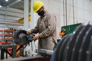 España registró una caída del desempleo y alcanza niveles históricos de ocupación.