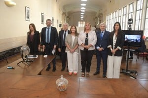 Junto a la decana Claudia Levin, los integrantes del Consejo de la Magistratura que vinieron a Santa Fe a tomar los exámenes: Alvaro González, Fernanda Vázquez, Agustina Díaz Cordero, César Grau, Alberto Maques y Jimena de la Torre. Crédito: Guillermo Di Salvatore