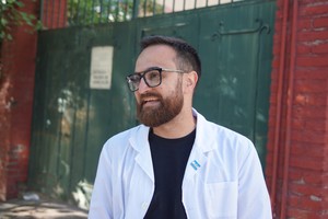 Con el guardapolvo bien puesto, el "Profe" buscará una banca en el Legislativo. Crédito: Fernando Nicola