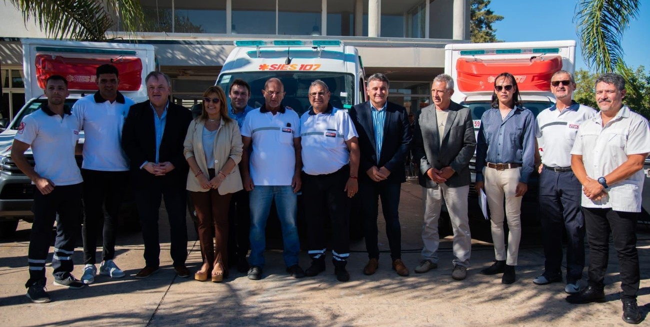 Provincia entregó 12 ambulancias y minibuses 0 Km a localidades del departamento San Cristóbal