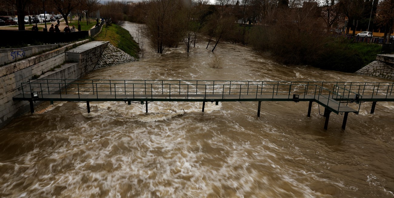 Temporal en España: por las lluvias el río Manzanares a punto de desbordar