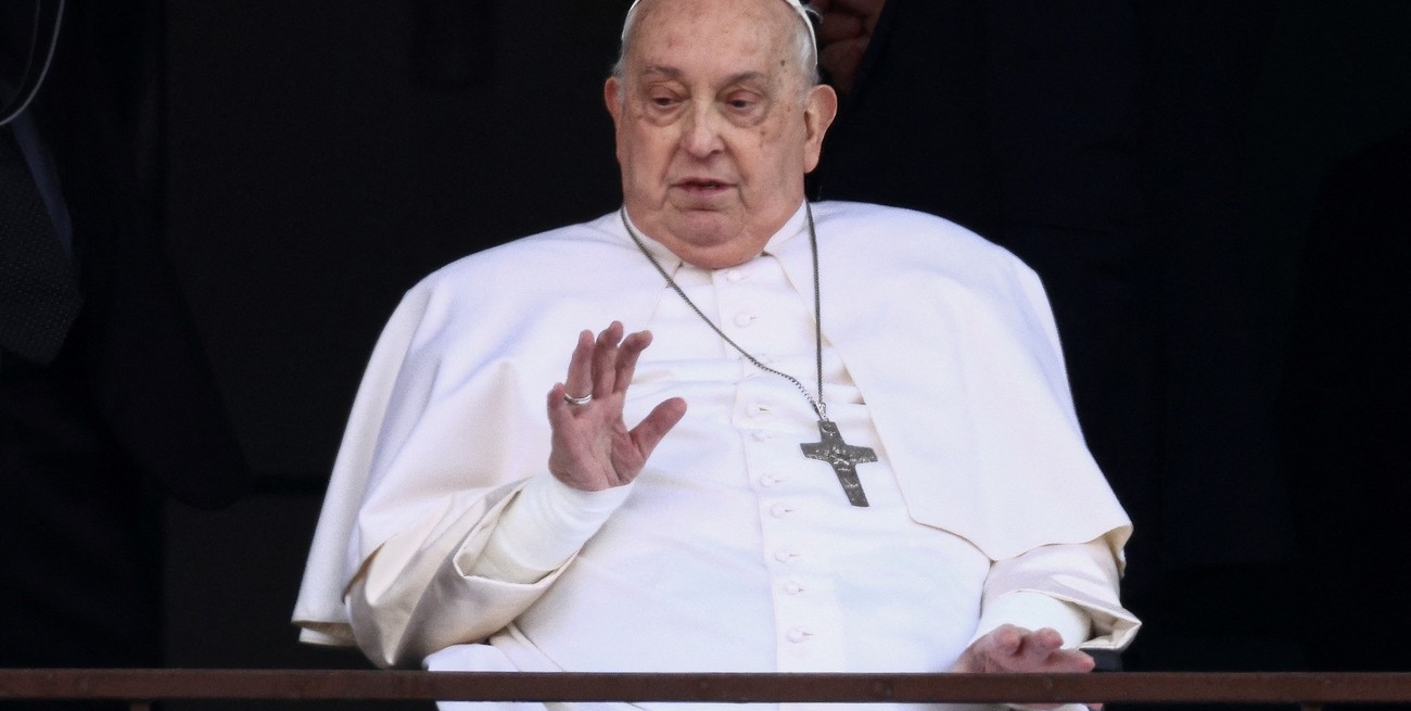 Tras 38 días internado, el papa Francisco fue dado de alta y saludó a los fieles desde el hospital