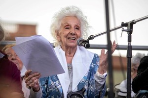Estela de Carlotto fue ingresada a una clínica de La Plata tras sufrir una intoxicación leve.