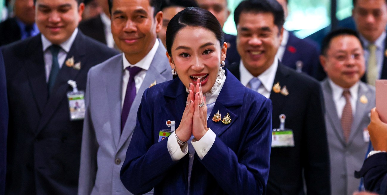 La primera ministra de Tailandia supera moción de censura