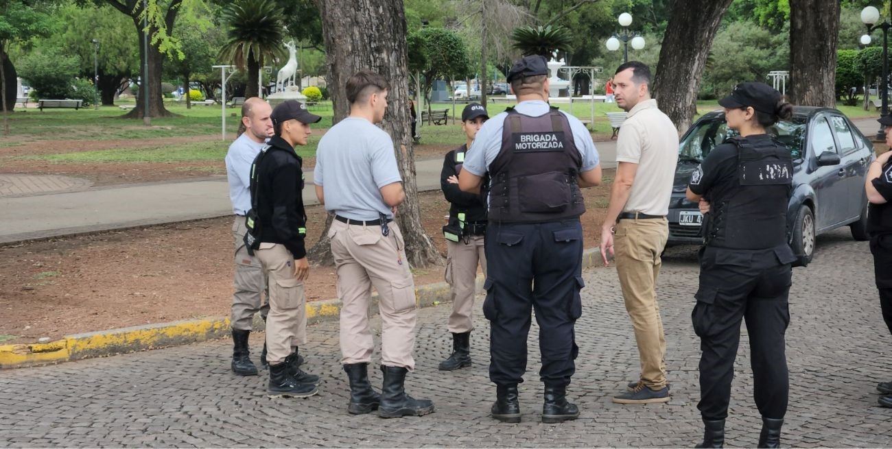 Rafaela: un lavacoches le tiró un baldazo a un agente de la guardia urbana, huyó corriendo y los atropellaron