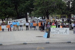 Allegados al joven fallecido dijeron presente frente a tribunales en el momento de la audiencia. Foto: Guillermo Di Salvatore