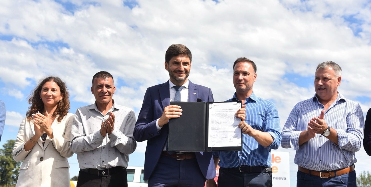 Pullaro anunció el inicio de un gasoducto e inauguró obras viales en el departamento General López
