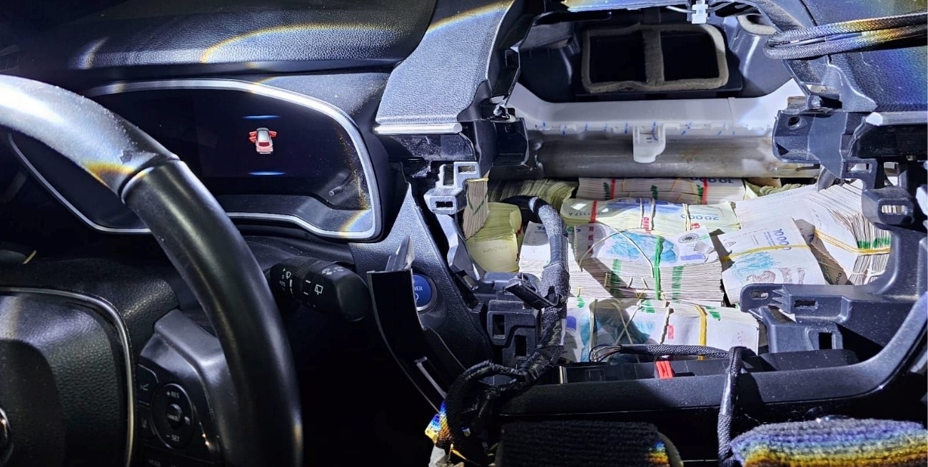 Viajaba con más de 357 millones de pesos ocultos en su auto