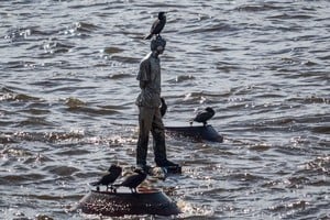 La obra que reproduce la figura de Pablo Míguez, desaparecido con 15 años en la última dictadura cívico-militar, es una manifestación de memoria colectiva que mira al horizonte sobre el Río de la Plata.