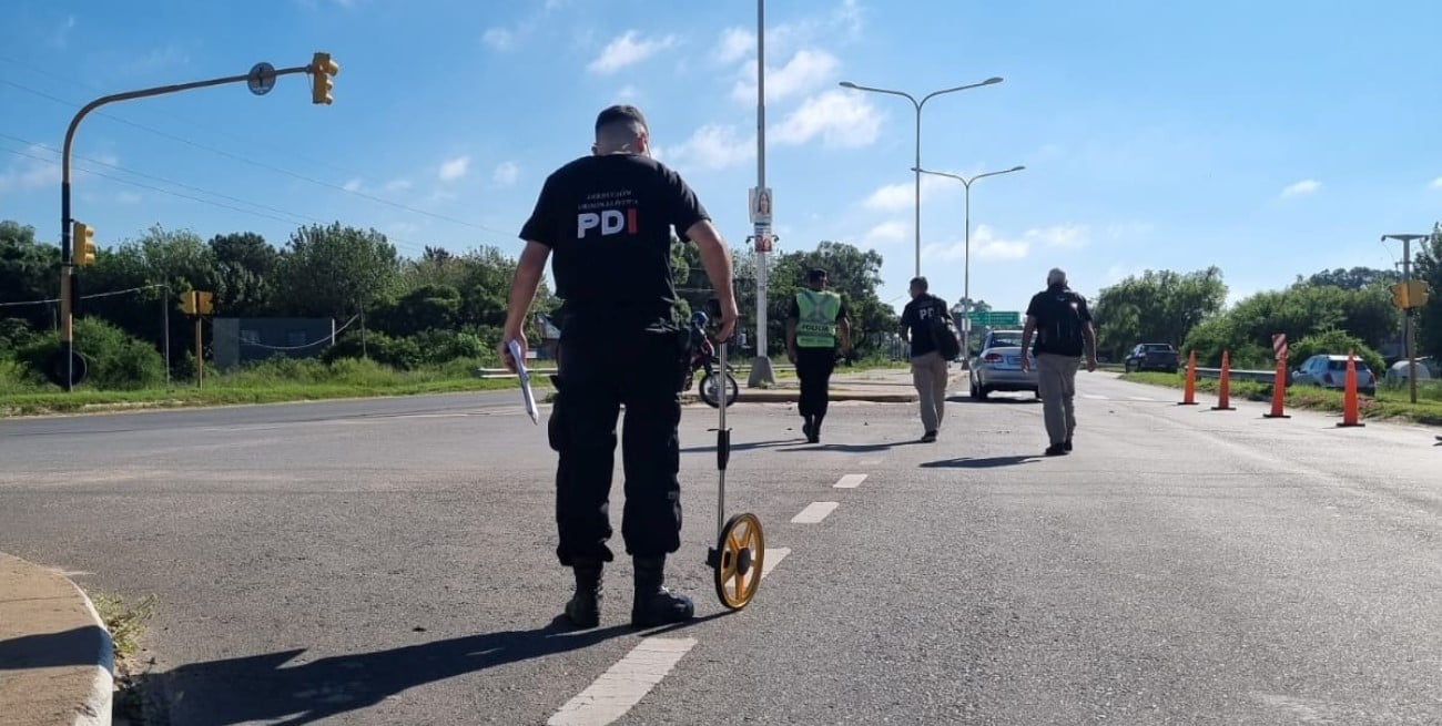 Una motociclista está grave tras ser embestida por un auto en la Ruta 1