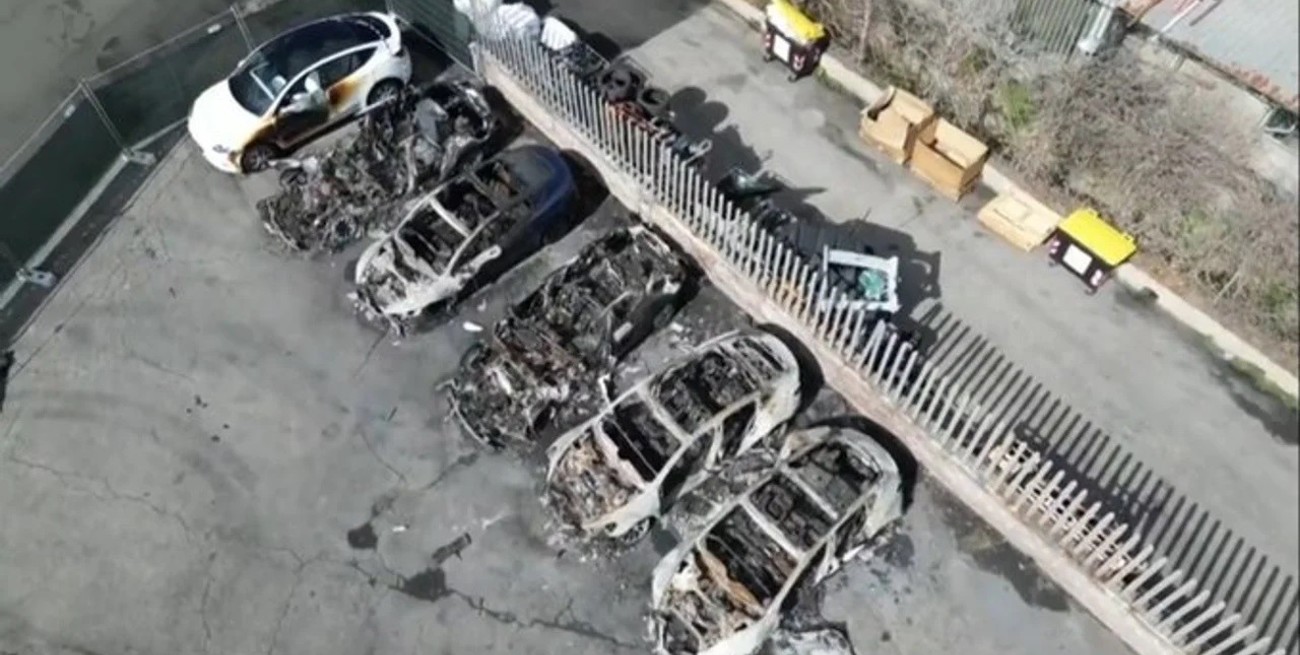 Se incendió un concesionario de Tesla en Roma y sospechan que fue provocado