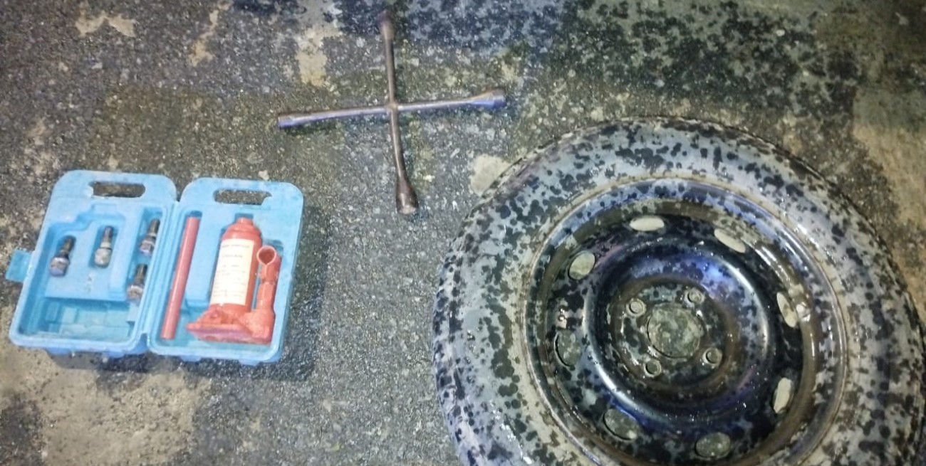 En barrio Candioti Sur: robaron la rueda auxiliar de un auto y fueron atrapados