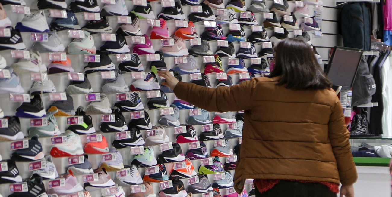 De 35% a 20%: bajan los impuestos a la importación de ropa y calzados