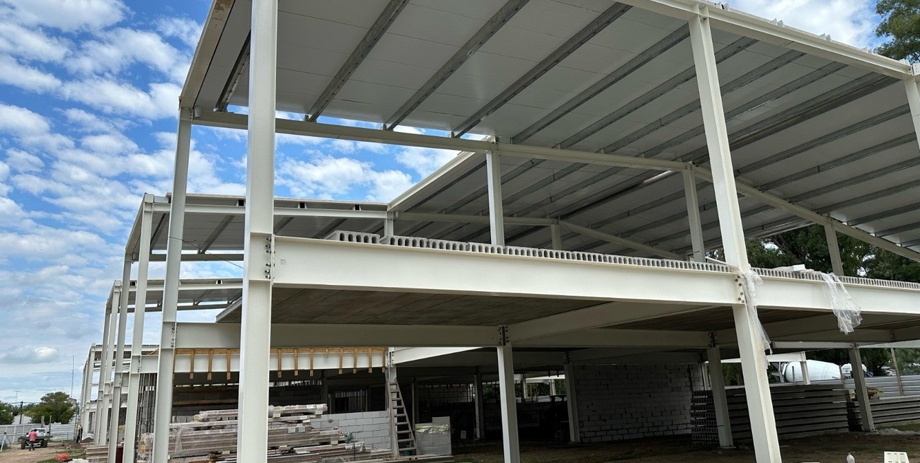 Finalizaron los trabajos de techado de la nueva Escuela en Humberto Primo