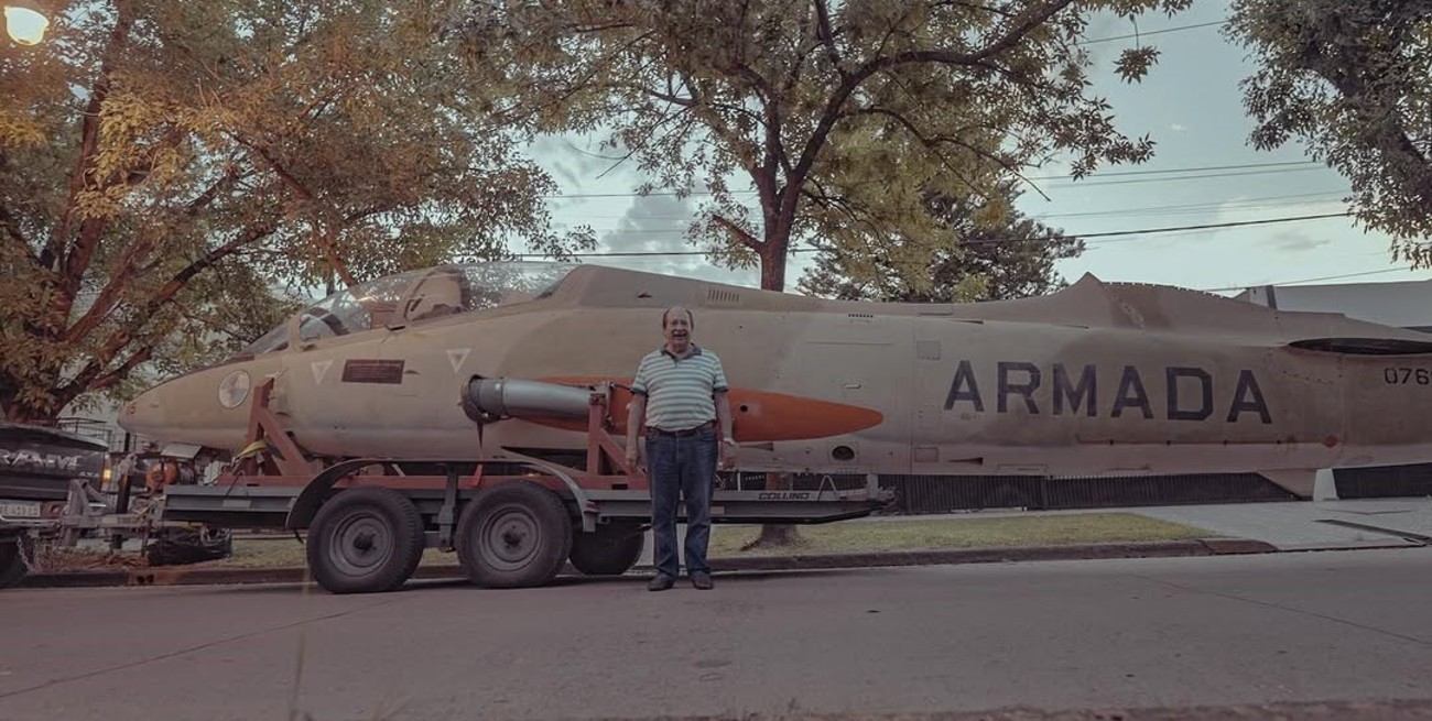 Comienzan a rearmar el avión con el que Owen Crippa atacó al barco inglés
