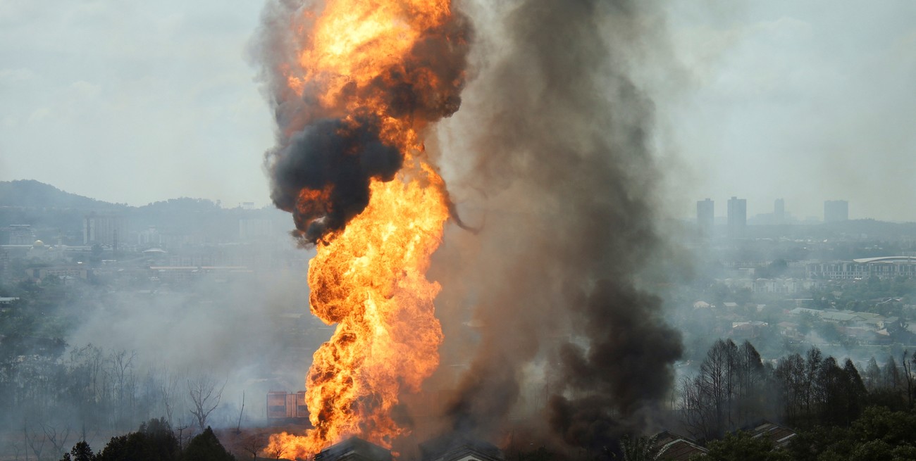 Explosión de una tubería de gas provoca gran incendio en Malasia