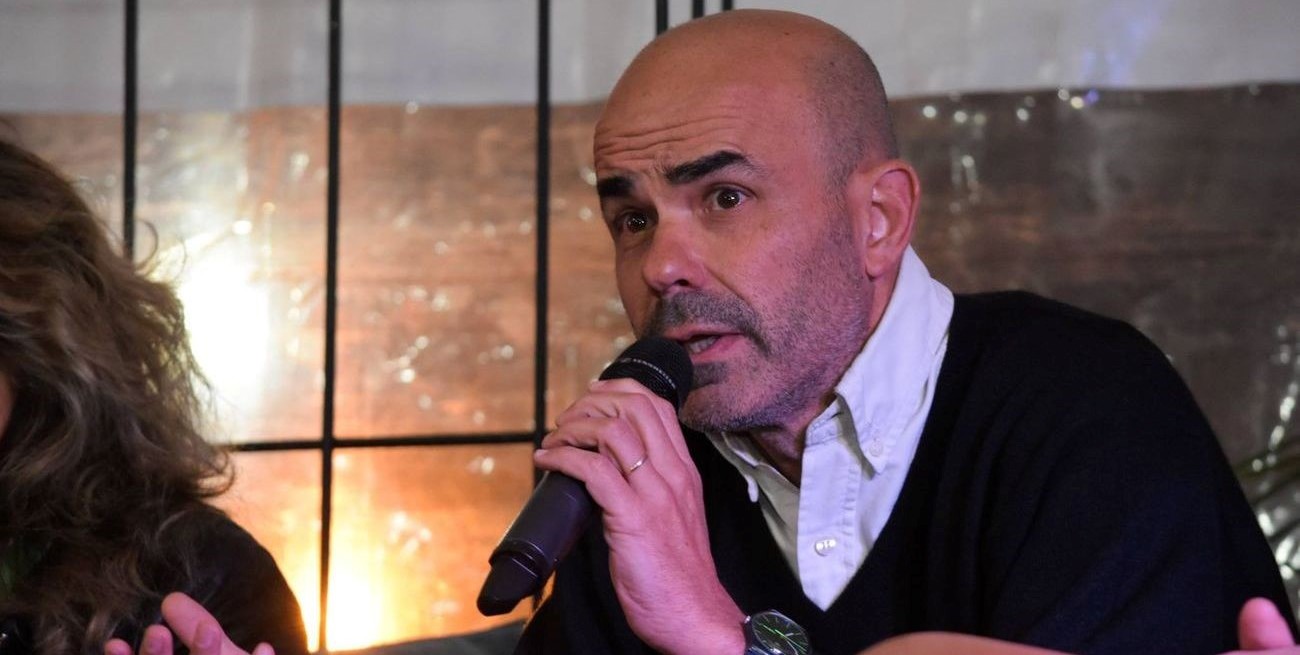 
"Demasiado lejos": Eduardo Sacheri y su mirada sobre Malvinas

