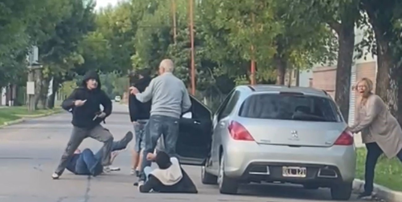 Robaron un auto, huyeron y volcaron en plena persecución; dos detenidos