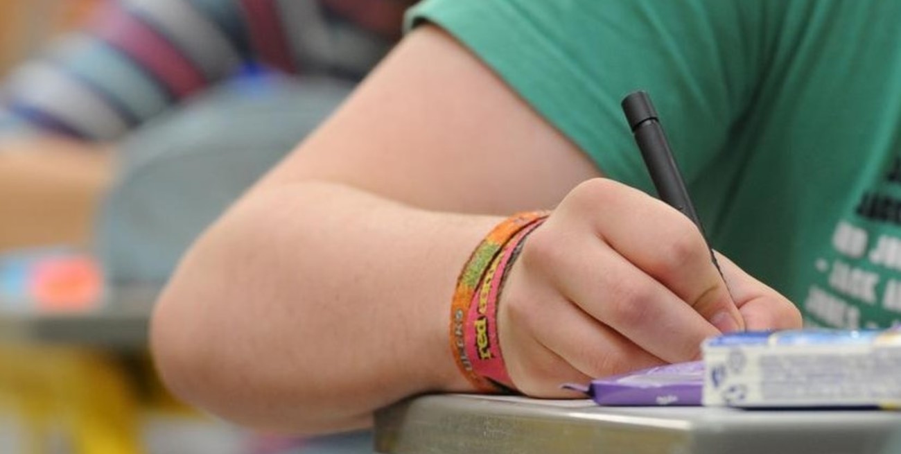 “La letra, con sangre entra…”: confirman que escribir a mano facilita el aprendizaje