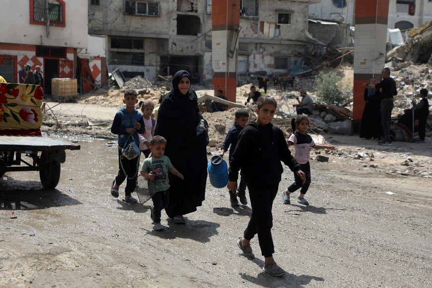 Palestinos que huyen del barrio de Shuja'iyya son vistos en la Ciudad de Gaza, el 3 de abril de 2025. Crédito: Xinhua/Rizek Abdeljawad