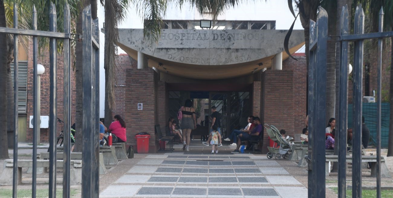 Un chico de 11 años pintó insultos contra los médicos en el Hospital de Niños