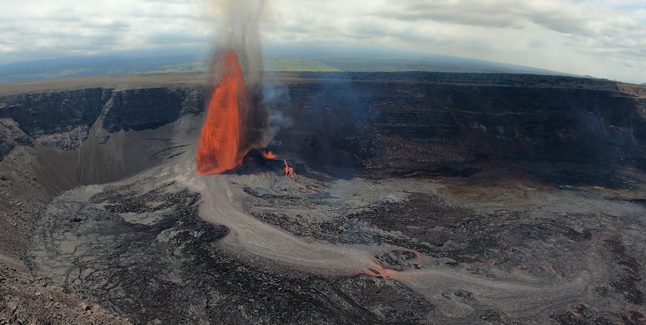 El volcán Kilauea continúa en erupción con fuentes de lava de 180 metros