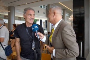 El "Cabezón" y la ocurrencia de El Litoral, que en medio de la entrevista le pidió recrear el "baile" con el brasileño Careca, para calcular las alturas de cara al juego aéreo. Foto: Fernando Nicola