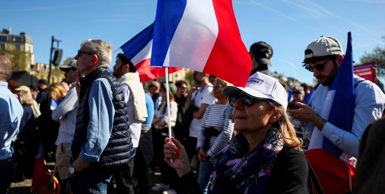 Manifestaciones en contra y a favor de Le Pen tras la condena judicial