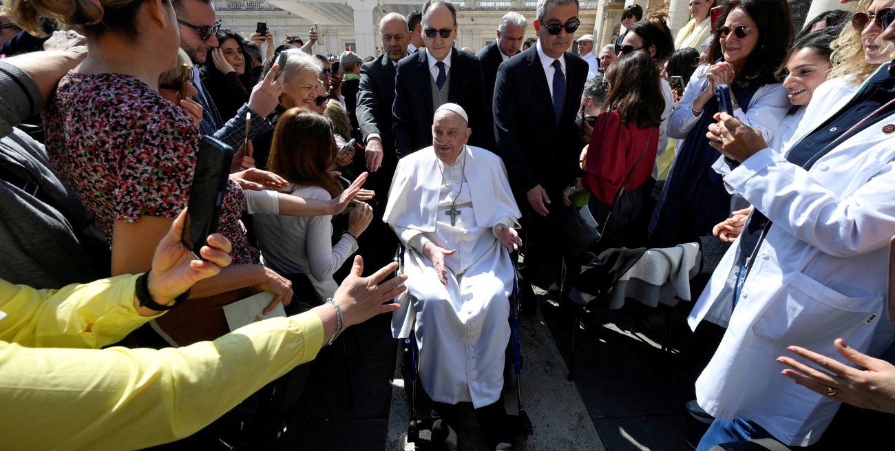 Francisco sorprendió a los fieles en la plaza San Pedro y dio un mensaje