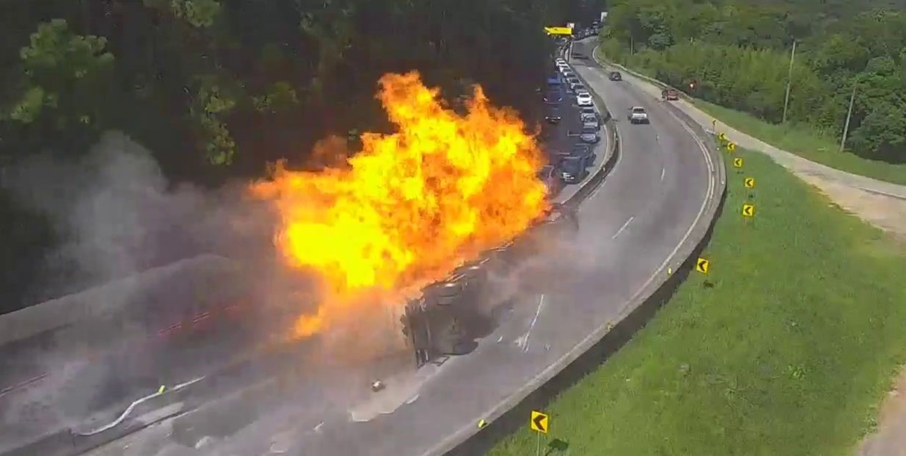 Impactante vuelco en el sur de Brasil: un camión perdió el control, se incendió y afectó a 25 vehículos