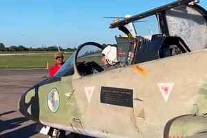 Crippa arriba del avión que usó para atacar a los británicos en el '82.