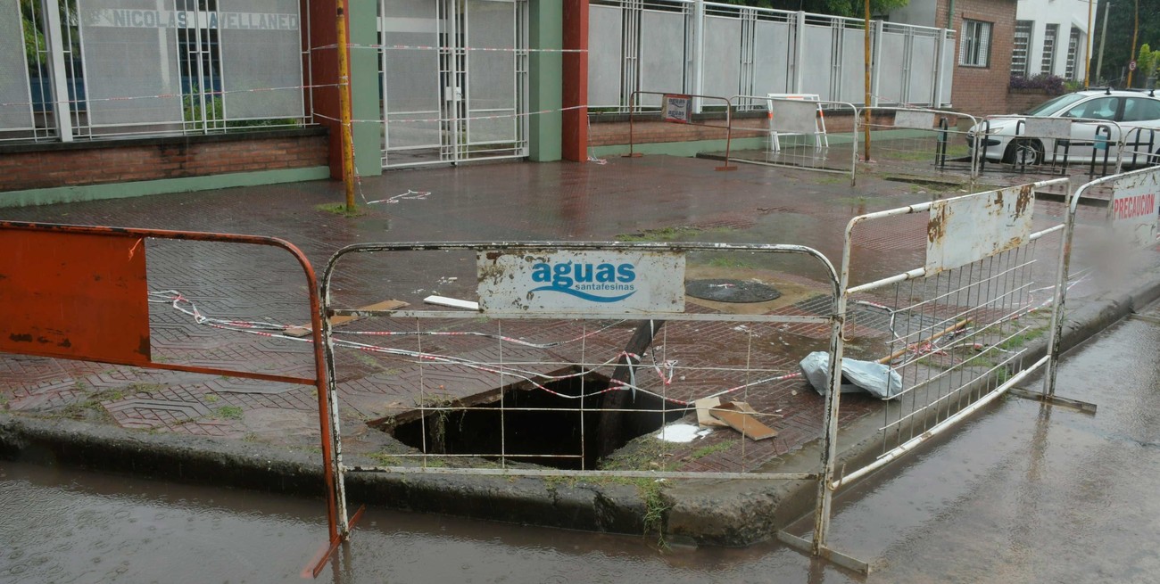Santa Fe tiene un nuevo socavón: se hundió la vereda de la escuela Nicolás Avellaneda