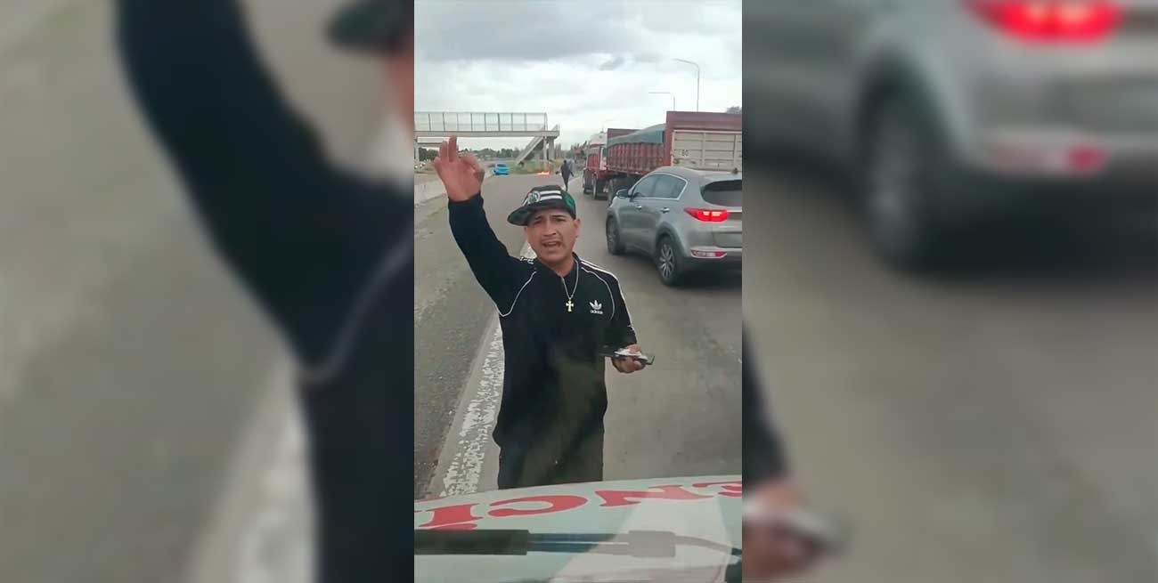 "Unas moneditas o no pasas", un piquete frenó a una ambulancia en Buenos Aires
