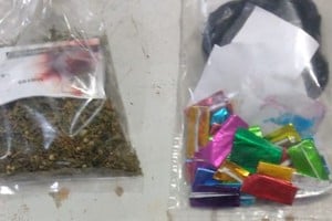Una mujer de 26 años llevaba consigo un sobre con marihuana y 38 envoltorios con cocaína.